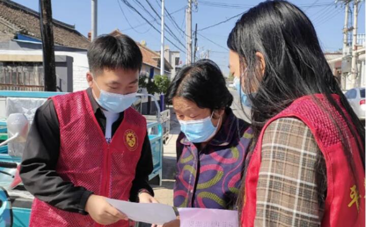 9月2日，鎮(zhèn)里的工作人員正在給村民宣傳生物質(zhì)清潔取暖的好處，從經(jīng)濟(jì)、環(huán)保、安全、高效、便捷等方面向群眾詳細(xì)介紹，并向現(xiàn)場(chǎng)群眾和過(guò)往行人發(fā)放《生物質(zhì)顆粒爐具政策解讀及安裝明白紙頁(yè)》，對(duì)群眾關(guān)心關(guān)注的問(wèn)題進(jìn)行答疑解惑。